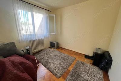 Apartament cu 3 camere semidecomandat în Dâmbu Pietros