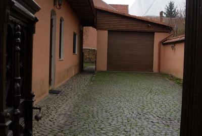 Casă cu 4 camere în Central - 1