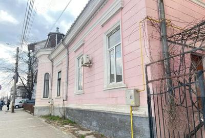 Casă cu 5 camere cu Teren 438 Mp în Central