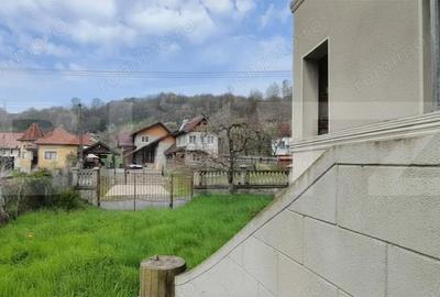 Casă cu Teren 1755 Mp în Malu cu Flori - 2