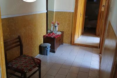 Vand apartament etaj 2 in cartier Micro 3