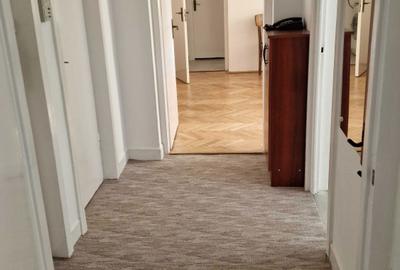 Apartament cu 3 camere semidecomandat în Cornișa - 1
