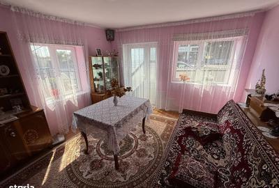Casă cu 3 camere cu Garaj în Central - 1
