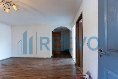 Casă cu 3 camere cu Teren 4060 Mp în Central