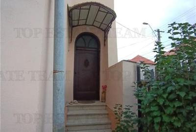 Vila cu aspect de conac in centrul Ploiestiului, ideala pentru locuinta, birou s - 1