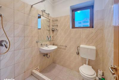 Casă cu 7 camere cu Canalizare în Florilor - 12