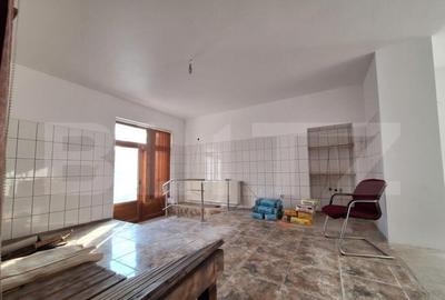 Individuala, cu spatii comerciale, gradina, vad excelent, Sa - 8