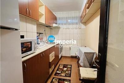 Inchiriez apartament 3 camere, decomandat,  Podul de Fier - 4