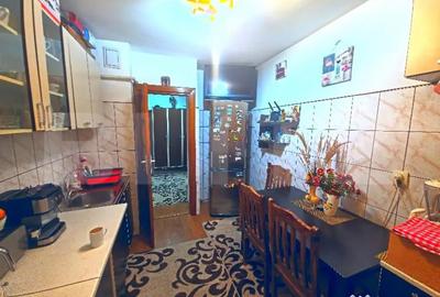 Apartament cu 3 camere decomandat, mobilat în Micro 4 - 2