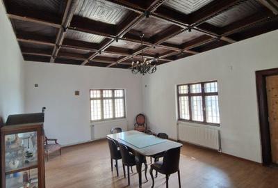 Casă cu 10 camere cu Teren 95000 Mp în Central - 18