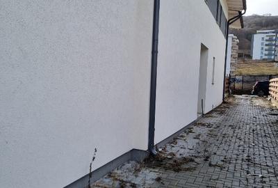 Casă cu 4 camere cu Teren 329 Mp în Florești