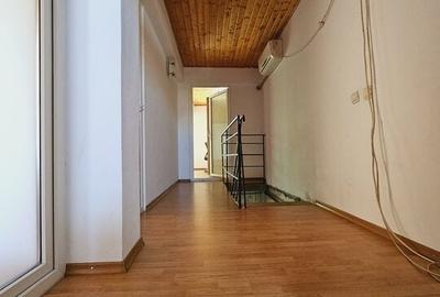 P-ta Muncii- 3 minute metrou, camera la vila pt. o studenta/ tanara absolventa - 5