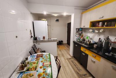 Apartament 4 camere, 2 bai. Blocul este din 1986 parter strada Soldat Croitoru V - 24