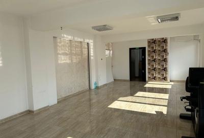 Spațiu comercial, de 50 mp, în Central - 3