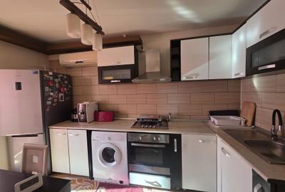 Apartament cu 3 camere decomandat în Hârșova - 3
