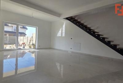 Duplex cu 4 camere cu Canalizare în Moșnița Nouă - 1