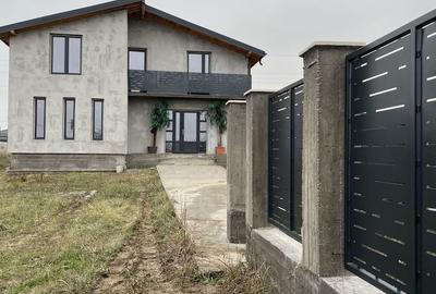 Casă cu 4 camere cu Teren 700 Mp în Central - 1