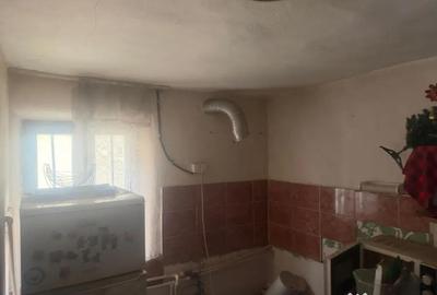 Casă cu 2 camere cu Teren 1000 Mp în Central