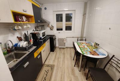 Apartament 4 camere, 2 bai. Blocul este din 1986 parter strada Soldat Croitoru V - 25