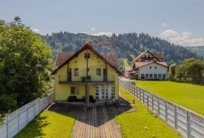 Casă cu 10 camere cu Teren 1074 Mp în Moieciu de Jos