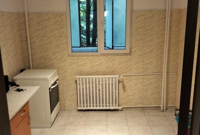 Apartament cu 3 camere decomandat în Teiul Doamnei