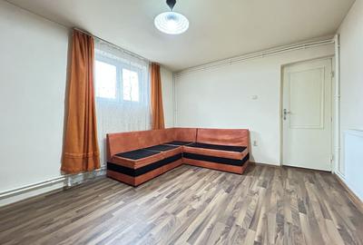 Casă individuală cu 9 camere cu Canalizare în Central