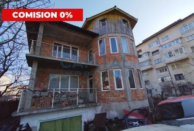 Casă individuală cu 7 camere în Central