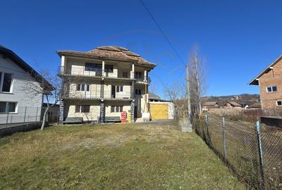 Casă individuală cu 7 camere în Călinești-Oaș