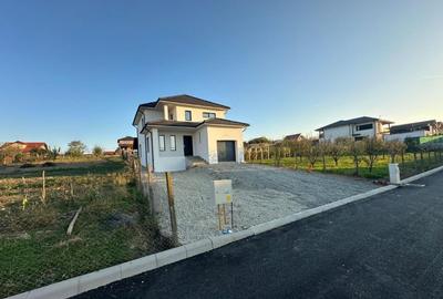 Casă individuală cu 5 camere cu Canalizare în Central - 1