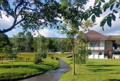 Casă cu 4 camere cu Teren 8283 Mp în Central