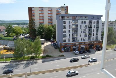 Apartament cu 3 camere decomandat în Craiovei - 2