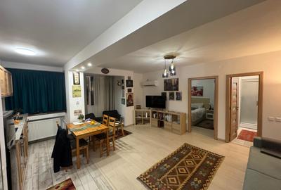 Apartament cu 2 camere semidecomandat, mobilat în Romană