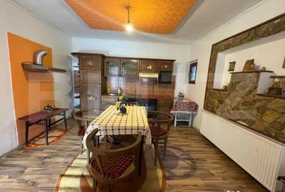 Casă cu 4 camere cu Teren 2000 Mp în Central - 2
