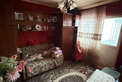 Apartament cu 3 camere semidecomandat în Nufărul