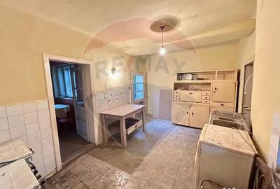 Casă cu 3 camere cu Canalizare în Ultracentral - 1