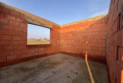 Casă cu Teren 560 Mp în Tărian