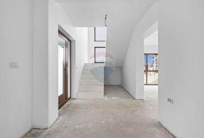 Casă cu 7 camere cu Teren 437 Mp în Livada - 4