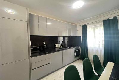 Apartament cu 3 camere decomandat în Republicii
