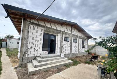 Casă cu 3 camere cu Teren 800 Mp în Central