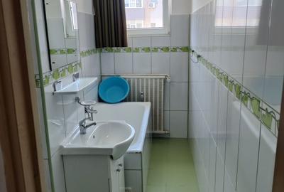 Garsonieră decomandată în Titan