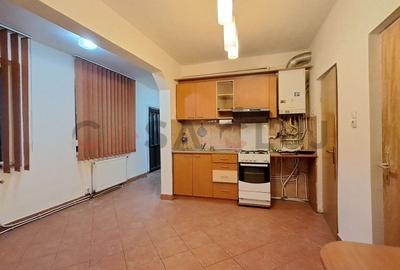 Casă calcan, Curte,  grădină, Iris!! - 3