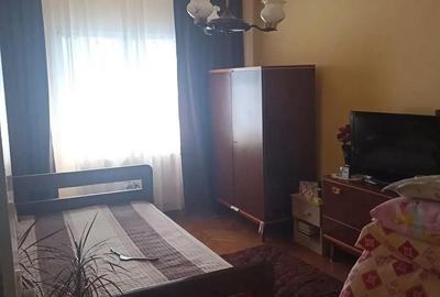 Apartament cu 3 camere semidecomandat în Simeria