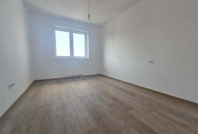 Apartament cu 3 camere decomandat în Tractorul - 3
