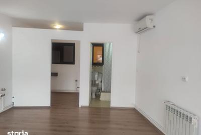 Spațiu comercial, de 50 mp, în Central - 3