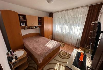 Apartament cu 3 camere decomandat în Sărari