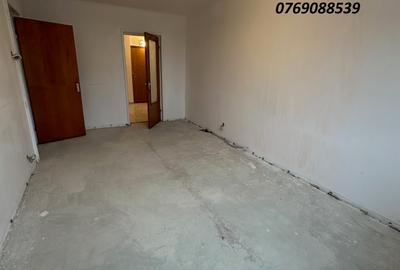 Apartament cu 3 camere semidecomandat în Rahova - 2