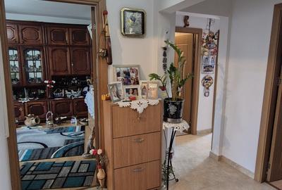 Apartament cu 4 camere decomandat în CET - 2