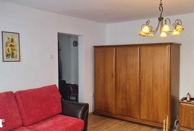 Apartament cu 3 camere semidecomandat în Careiului