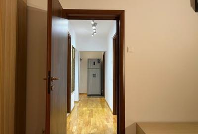 Apartamentul este proaspăt renovat, complet mobilat și utilat deține centrala te - 4