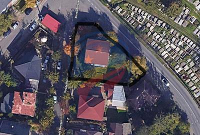 Casă cu 8 camere cu Canalizare în Platou - 1